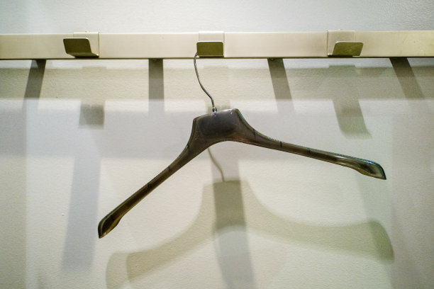 服装店试衣间里的空衣架。图片下载