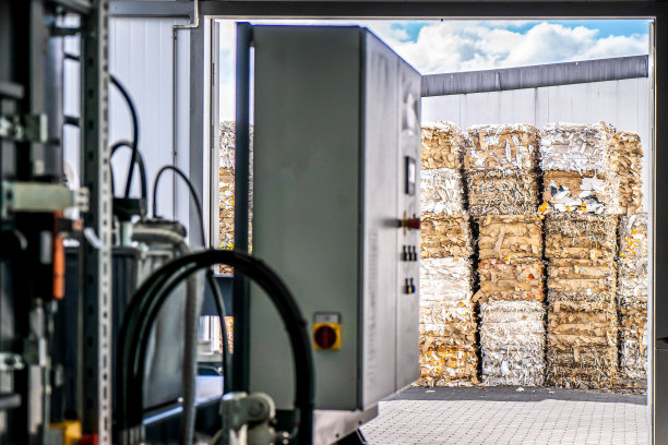 用捆扎的铁丝扎成的一捆捆硬纸板和箱板图片下载