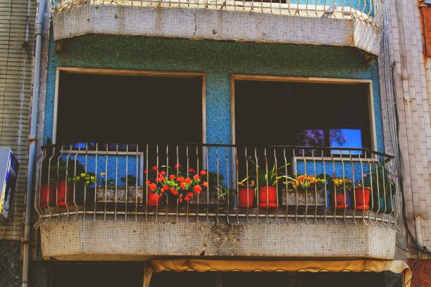 带花的建筑阳台图片下载