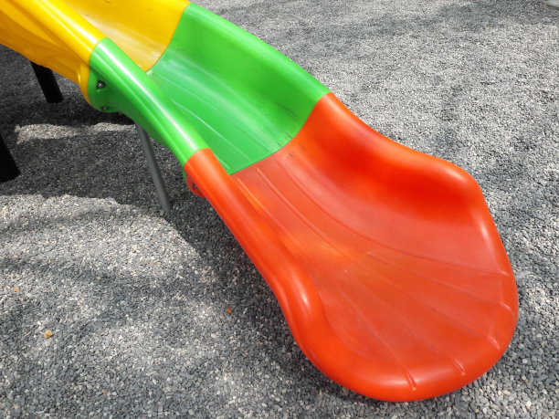 孩子们的游乐场在公园里。特写照片图片下载