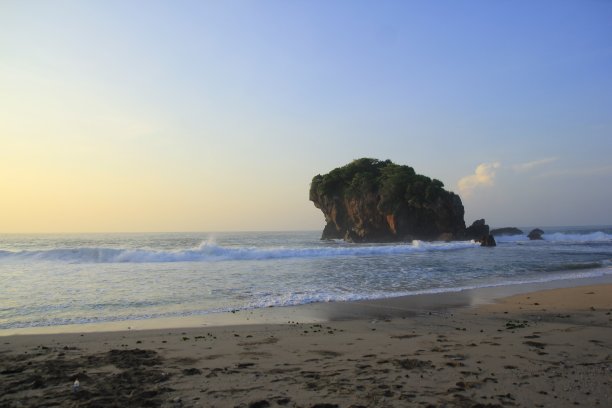 珊瑚岛、海浪，点缀着海滩清晨的美景图片下载