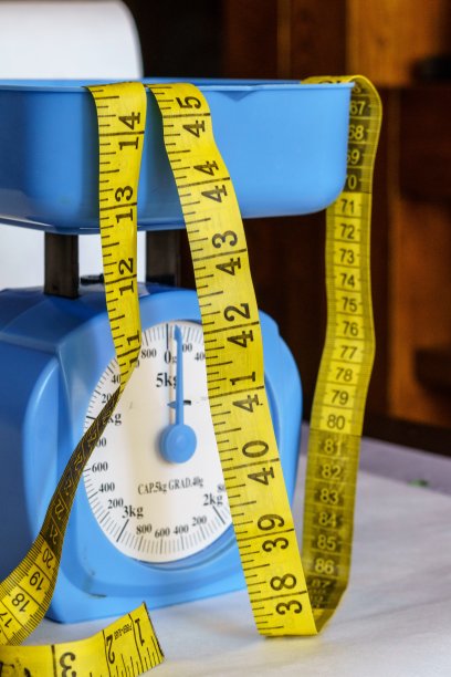 厨房秤，白色背景上有独立的卷尺。健康的生活和饮食观念图片下载