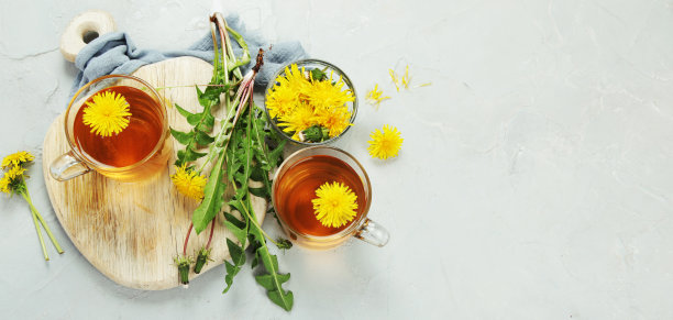 由蒲公英花制成的美味健康茶。图片下载
