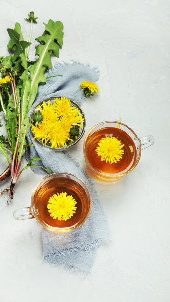 由蒲公英花制成的美味健康茶。图片下载