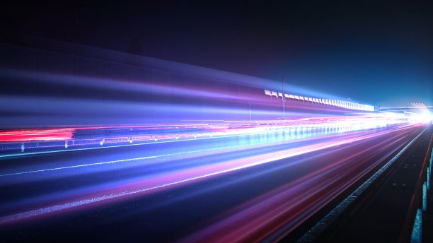 高峰时间快速汽车移动的夜晚城市，快速移动的交通驱动器移动快光每效果线光cg时间推移图片下载