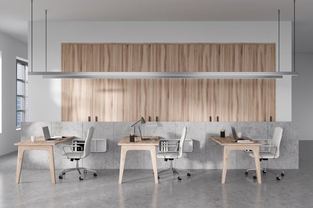 现代化的工作场所内部，配有电脑和扶手椅，窗户可以看到城市景色图片下载