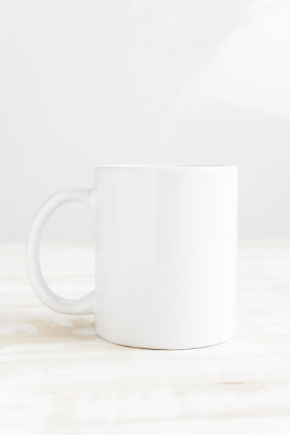 在灯光背景前视图上清空白色杯子。模拟，复制空间模板。图片下载