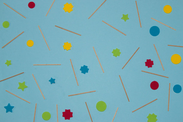 柔和的蓝色背景与木棒和五颜六色的几何形状，创造性的夏季背景图片下载