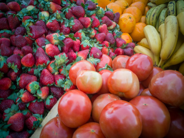 水果和蔬菜的街头小贩推车图片下载