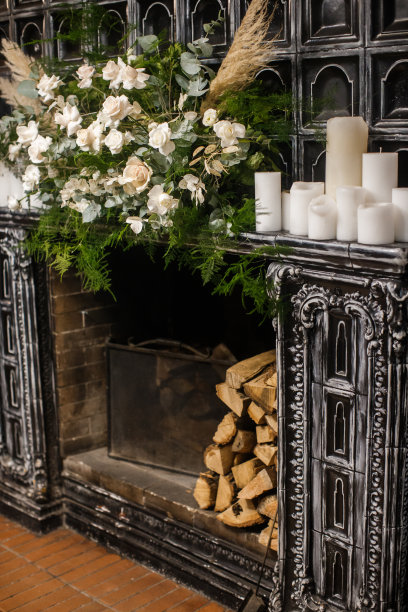 壁炉装饰着一束鲜花和蜡烛图片下载