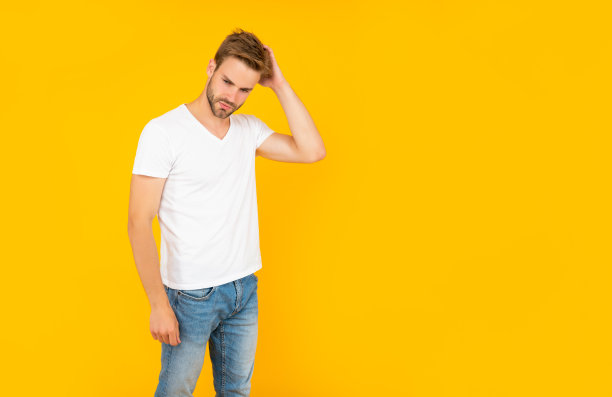 心美。穿着白衬衫的男人。留着胡子的年轻人摸着头发图片下载