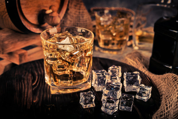 复古的威士忌加冰图片下载