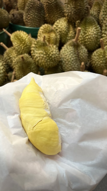 白色包装纸上的榴莲。图片下载