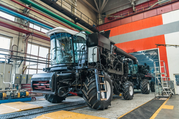 农业联合收割机在工厂输送线上进行组装图片下载