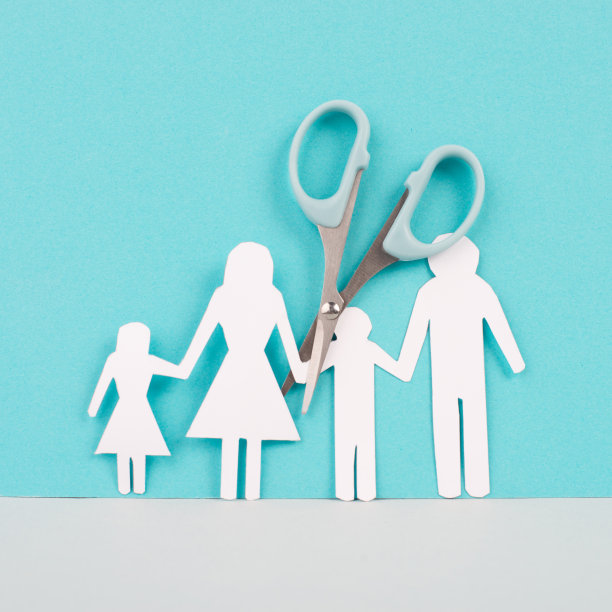 父母离异，争夺孩子的抚养权，剪刀剪断家庭，纸剪断，关系冲突，婚姻观念破碎图片下载