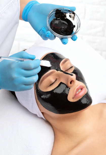 在美容院给漂亮的蓝眼睛女孩做脱碳手术。硬件美容治疗。图片下载