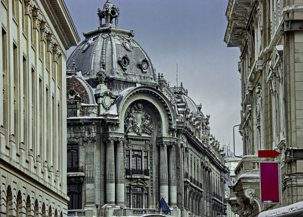 夜总会如雨后春笋般出现在罗马尼亚布加勒斯特老城的新巴洛克式建筑中图片下载