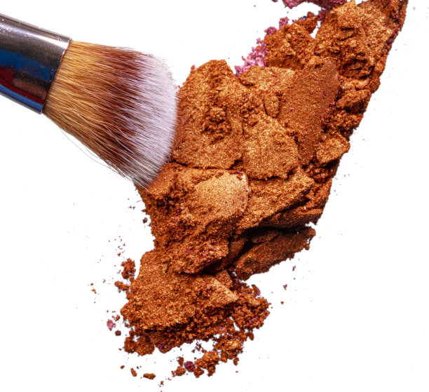 粉碎性眼影用刷子孤立在白色背景上。图片下载