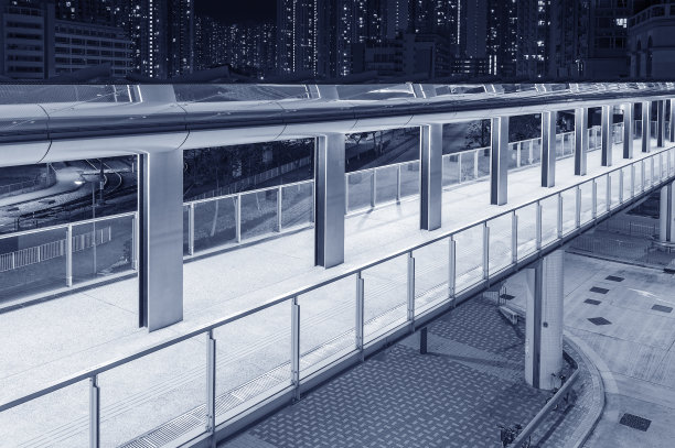 市中心夜间的现代步行街图片下载