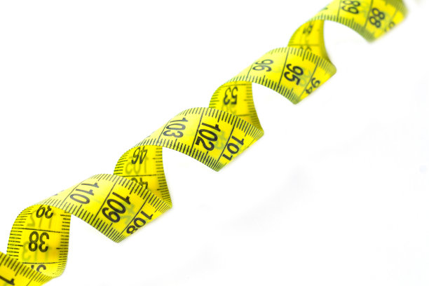 白色背景上隔离的黄色卷尺螺旋图片下载