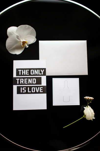 婚礼请柬和兰花放在玻璃桌上图片下载