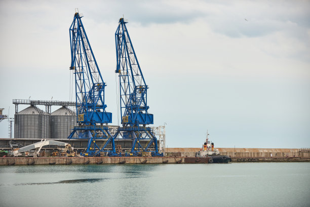 面向大海的港口货运起重机图片下载