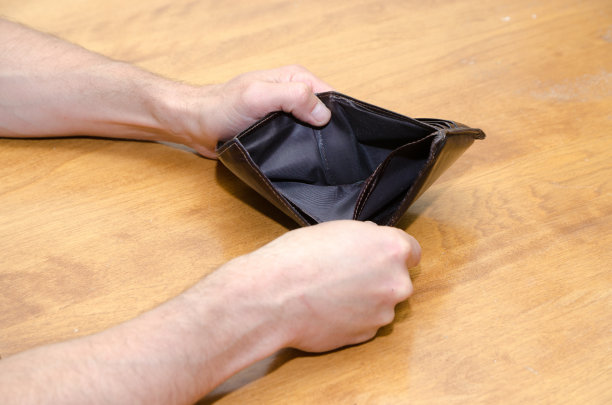 特写打开的空钱包图片下载