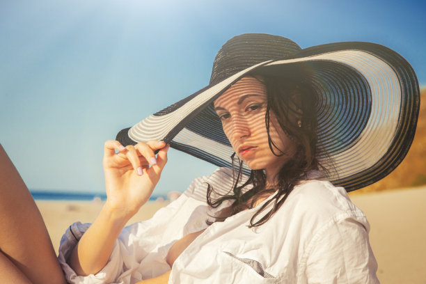 女人在海滩图片下载