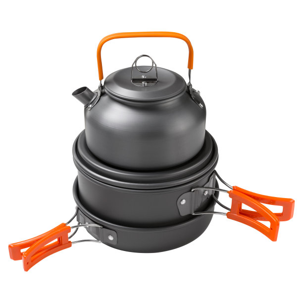 一套镀灰的铝器皿，橙色手柄，一个水壶，白色背景图片下载