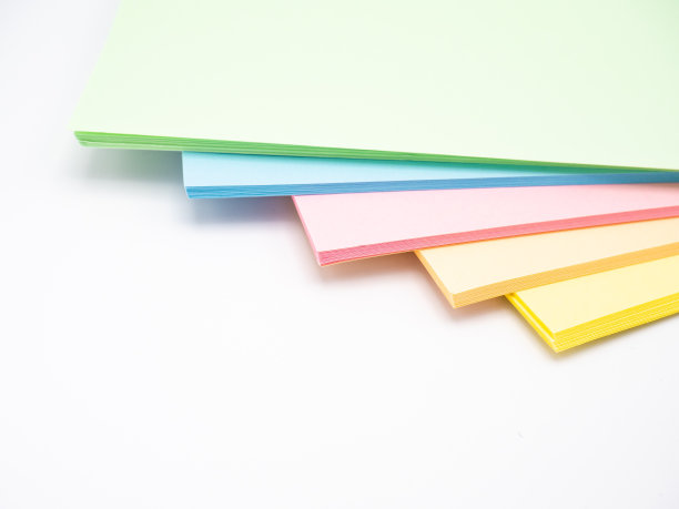 抽象背景与彩虹彩色纸，白色背景，粉彩色调图片下载