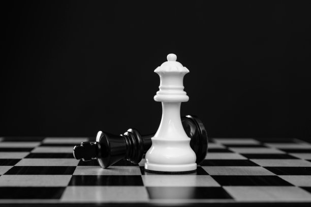 黑棋王正在倒下图片下载