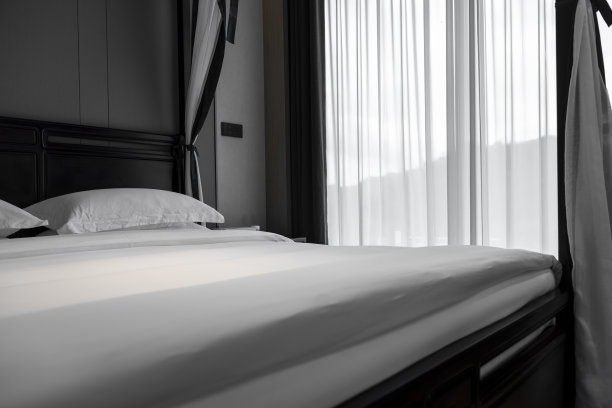 酒店床上的枕头图片下载