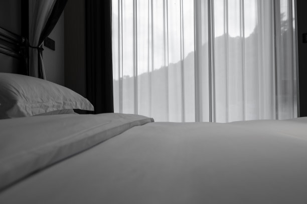 酒店床上的枕头图片下载