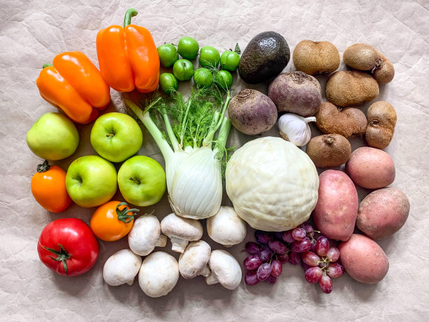健康饮食:去杂货店购物或送新鲜水果和蔬菜。丰富的维生素的蔬菜图片下载