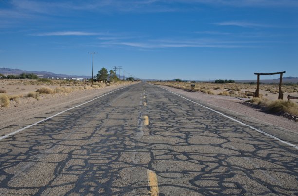 著名的66号公路或国道公路的原始部分，在11月万里无云的天空下。图片下载