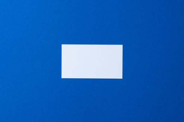 在经典的蓝色背景上模拟空白纸张图片下载