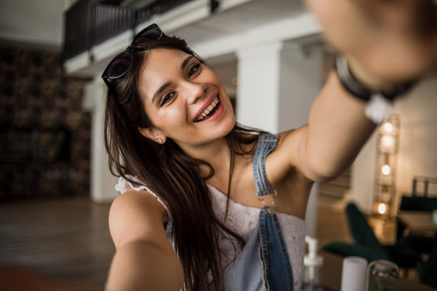 我在我最喜欢的咖啡馆留下了回忆图片下载