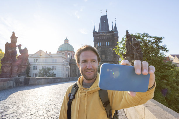 在布拉格城市街道自拍的年轻男子图片下载