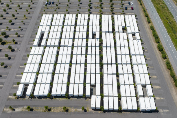 大型停车场和停放的集装箱和卡车拖车图片下载