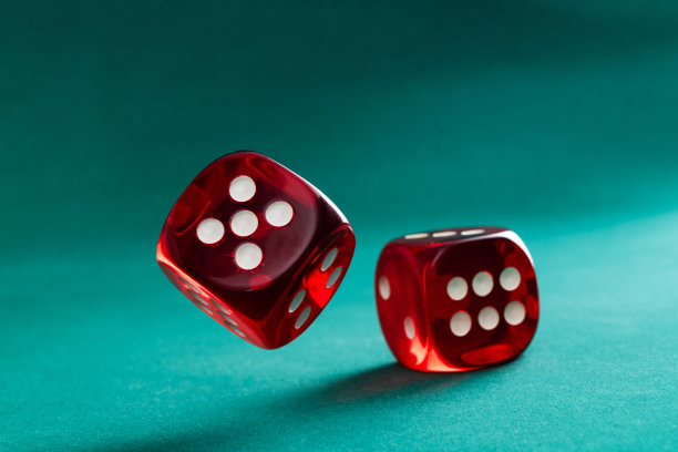 红色骰子在绿色背景图片下载