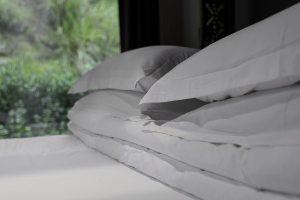 酒店床上的枕头图片下载