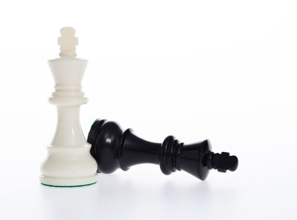 白国王站着，黑国王倒下图片下载