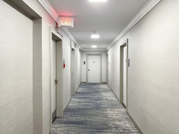 住宅楼走廊的出口标志图片下载