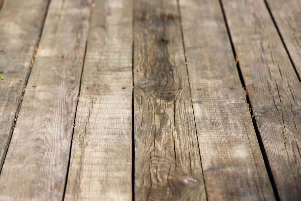 阳光明媚的日子里，一条古老的木制人行道。照片透视与选择性焦点图片下载