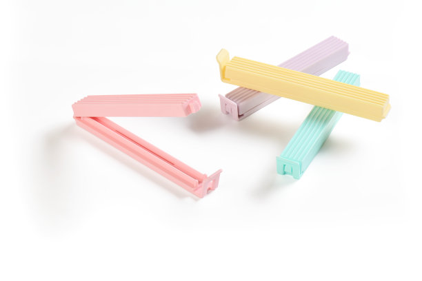 白色背景的塑料袋夹，照片堆叠图片下载