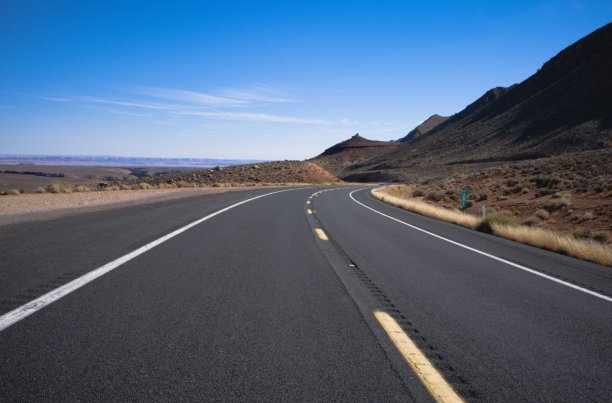 11月一个阳光明媚的下午，沿着小科罗拉多河，沿着64号公路前往亚利桑那州的卡梅伦图片下载