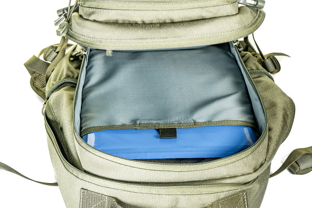 双肩包装备保护颜色卡其，战术运动装备孤立在白色背景图片下载