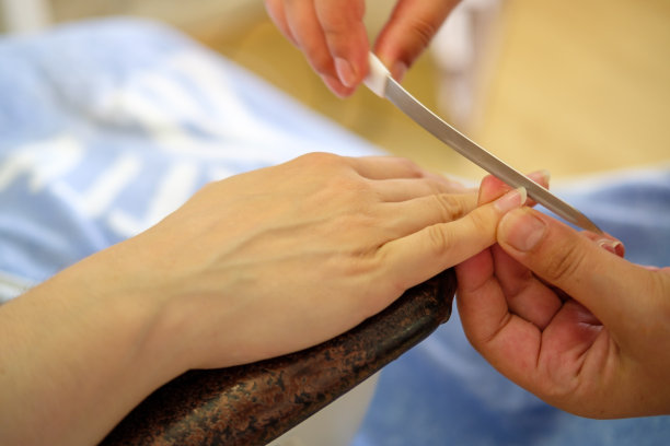 在美容院锉指甲的女人图片下载