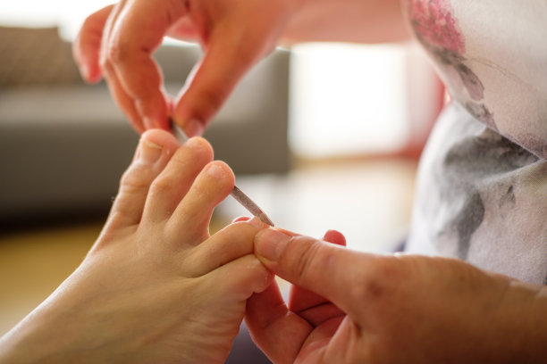 在美容院锉指甲的女人图片下载