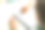 远程学习在线教育。小男孩在家看书，在笔记本上写东西，做家庭作业。孩子拿着记事本坐在桌子旁。解决数学问题。回到学校图片下载
